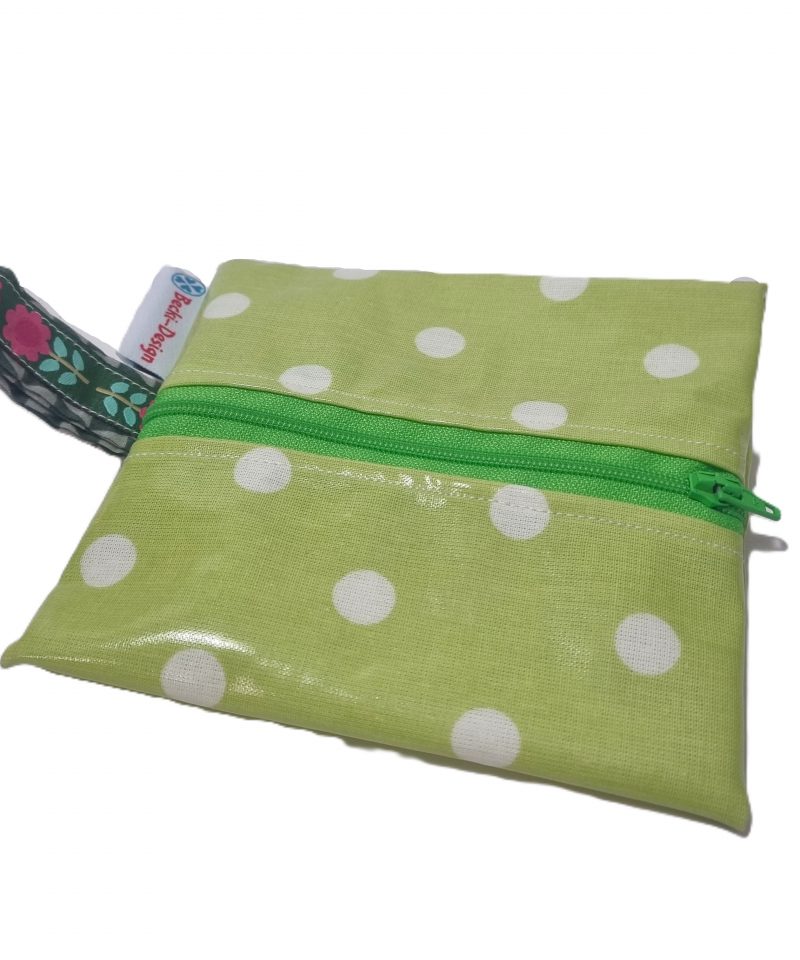 Feuchttüchertasche grün mit weißen Punkten